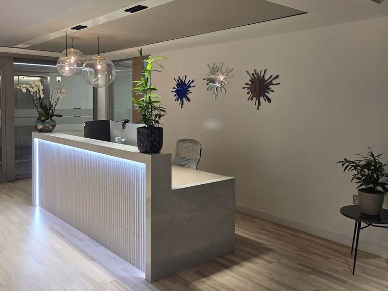 Accueil d’entreprise avec aménagement végétal intérieur et plantes en hydroculture.