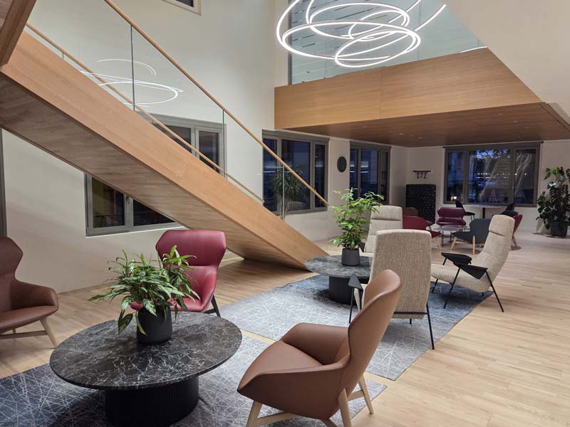 Espace d’accueil moderne avec aménagement végétal intérieur et plantes décoratives en entreprise.